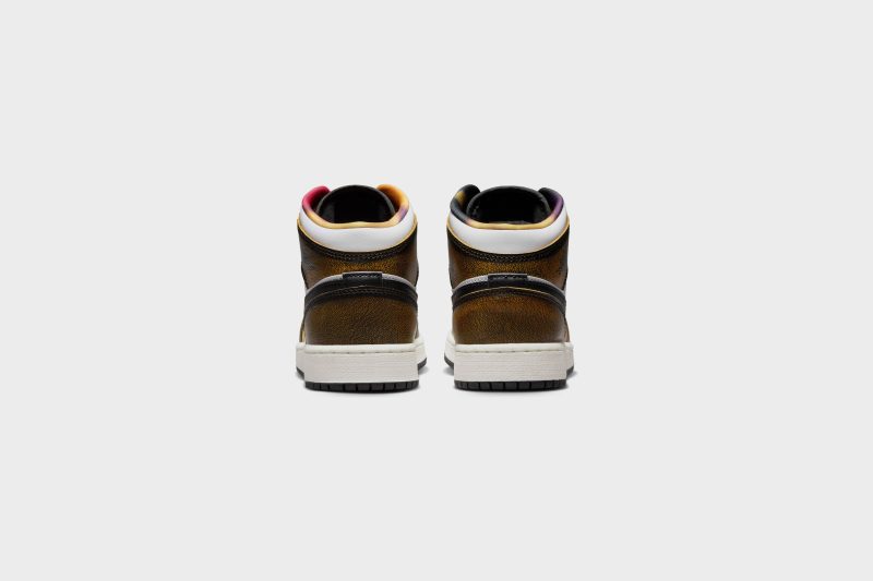 AirJordan1MidSE GS Black Taxi White Sail DQ8418 0716