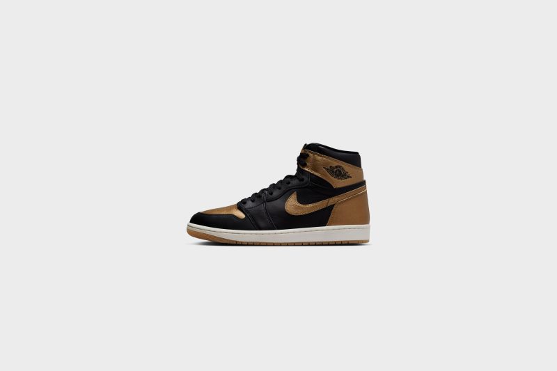 AirJordan1RetroHighOG Black MetallicGold Sail DZ5485 0711