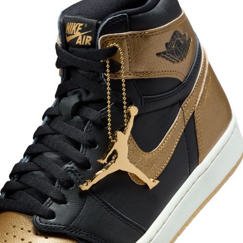 AirJordan1RetroHighOG Black MetallicGold Sail DZ5485 07110