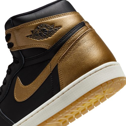 AirJordan1RetroHighOG Black MetallicGold Sail DZ5485 07111