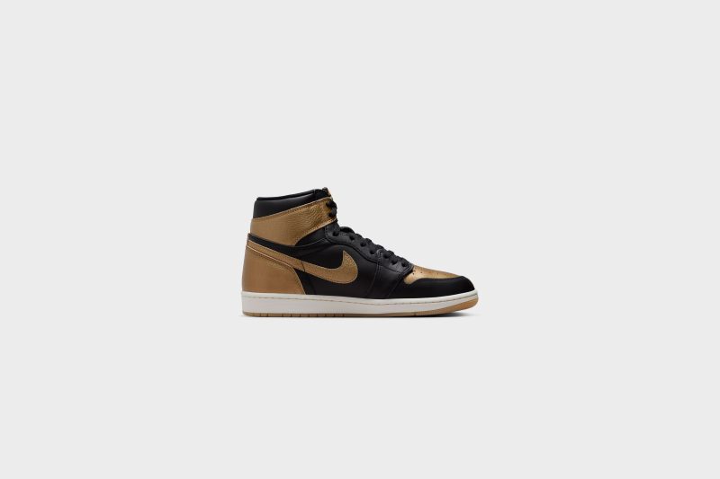 AirJordan1RetroHighOG Black MetallicGold Sail DZ5485 0713