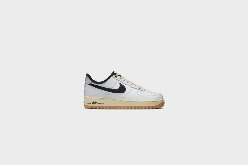 WMNSNikeAirForce1 07LX SummitWhite Black Muslin DR0148 1014