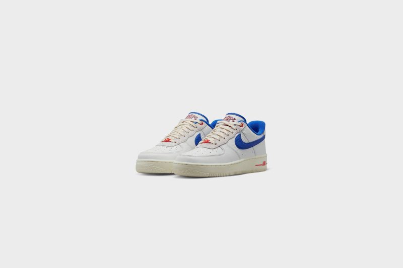 WMNSNikeAirForce1 07LX SummitWhite HyperRoyal DR0148 1002