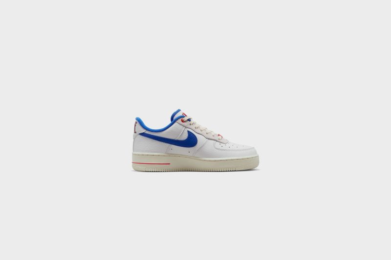 WMNSNikeAirForce1 07LX SummitWhite HyperRoyal DR0148 1003