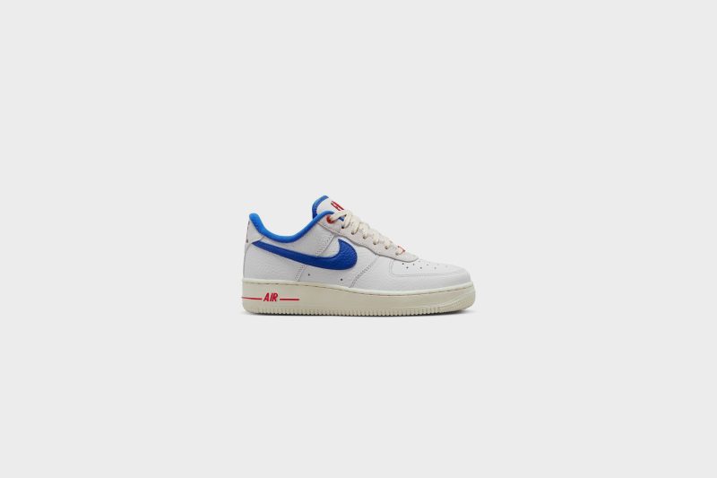 WMNSNikeAirForce1 07LX SummitWhite HyperRoyal DR0148 1004