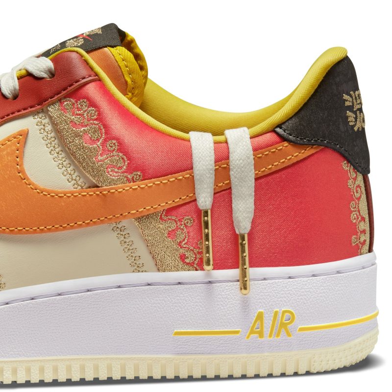 WMNSNikeAirForce1 07PRM HabaneroRed LightCurry DV4462 60014