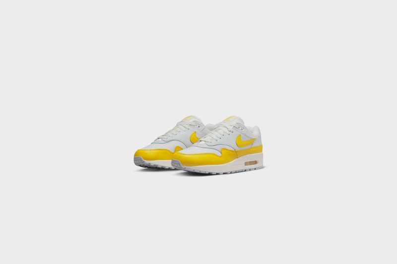 WMNSNikeAirMax1 PhotonDust TourYellow DX2954 0012