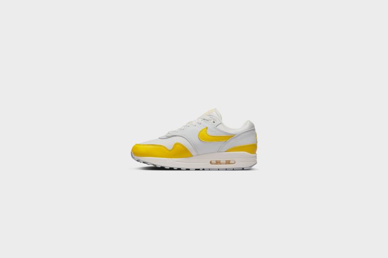 WMNSNikeAirMax1 PhotonDust TourYellow DX2954 0015